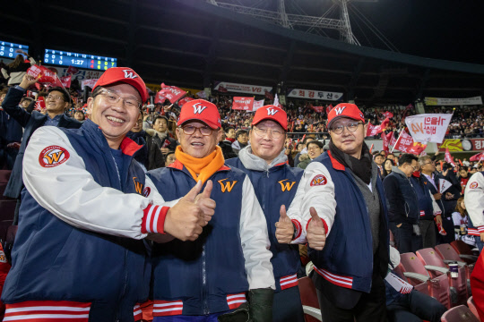 지난 12일 잠실야구장에서 열린 열린 한국시리즈 6차전서 승리를 기원하는 '엄지척'을 하고 있는 최창원 SK디스커버리 부회장(왼쪽부터), 최신원 SK네트웍스 회장, 최태원 SK그룹 회장, 최재원 SK그룹 수석부회장 .    SK그룹 제공